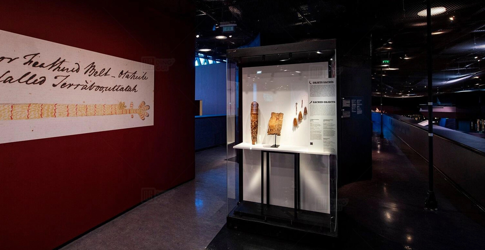 French museum display cases design project 2