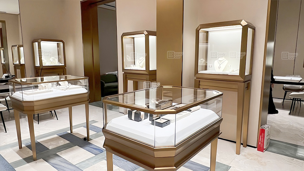 How DG conveys brand value through jewelry display showcase? 2
