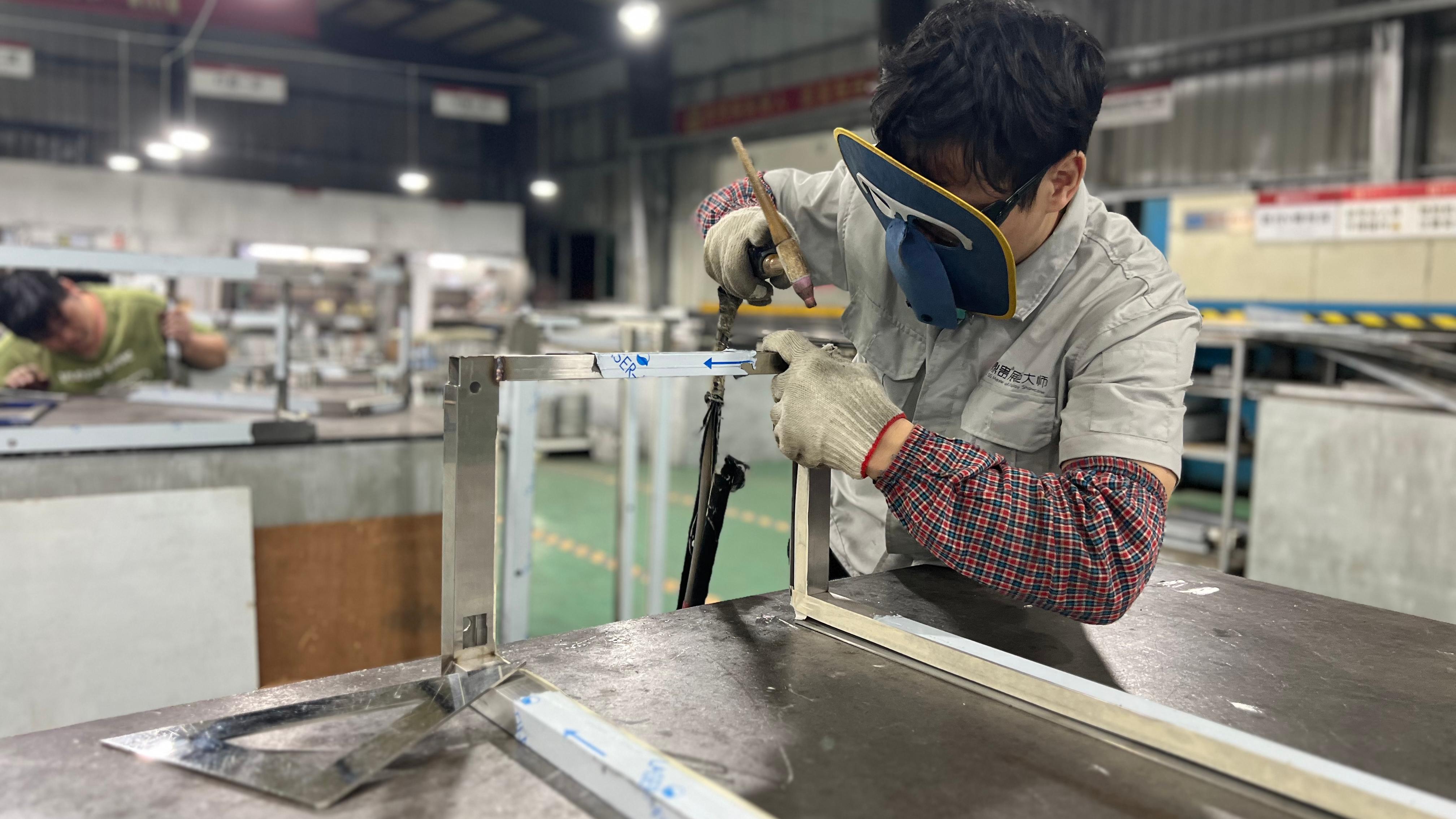 DG blickt auf 25 Jahre Erfahrung und Tradition zurück und ist eine vertrauenswürdige Wahl, um die Herausforderungen der Schmuckpräsentation zu lösen. 1