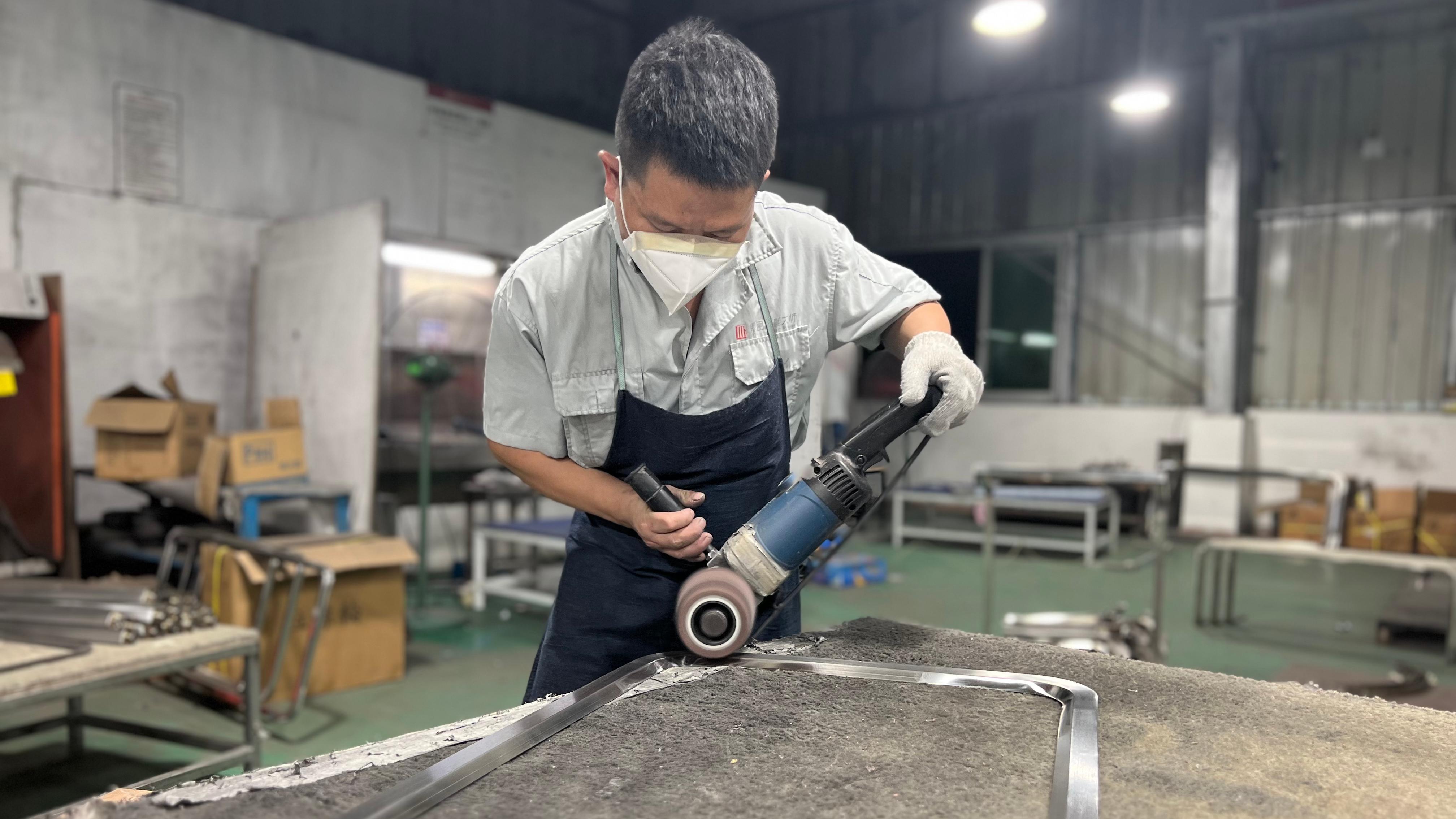 DG blickt auf 25 Jahre Erfahrung und Tradition zurück und ist eine vertrauenswürdige Wahl, um die Herausforderungen der Schmuckpräsentation zu lösen. 2