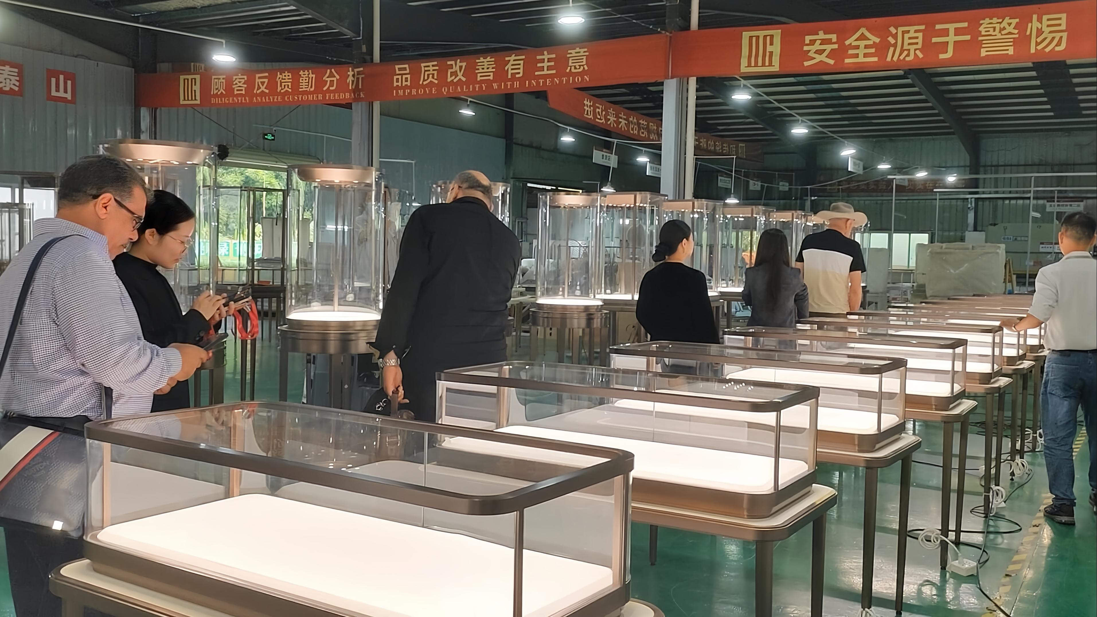 DG-fabriek overtreft de verwachtingen van de tentoonstelling en onthult de ware kunst van sieradenvitrines 2