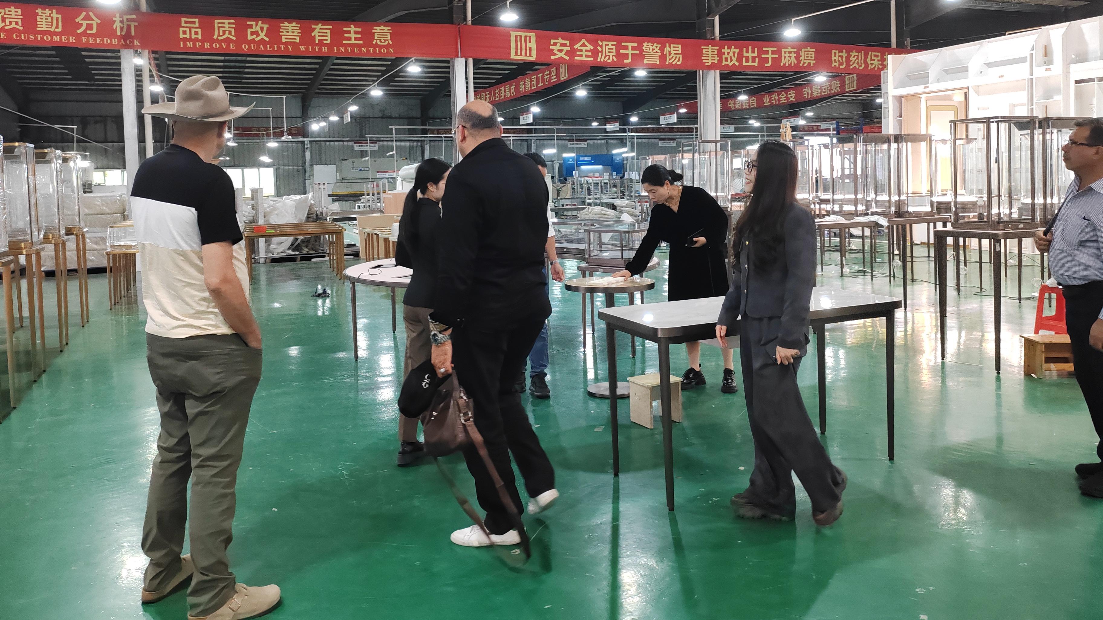 DG-fabriek overtreft de verwachtingen van de tentoonstelling en onthult de ware kunst van sieradenvitrines 1