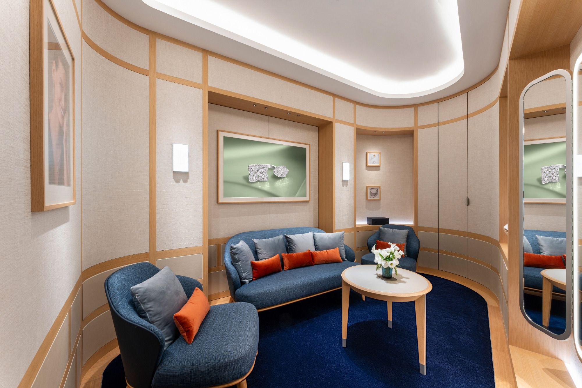 Jewelry showcases and store atmosphere creation: the secret to improving customer shopping experience 2