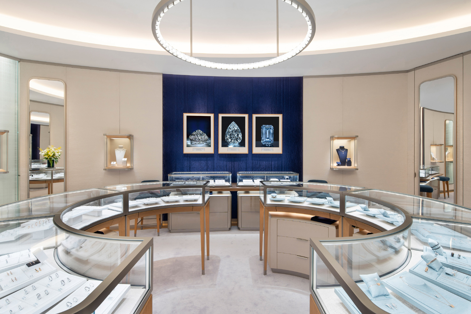 Jewelry showcases and store atmosphere creation: the secret to improving customer shopping experience 1