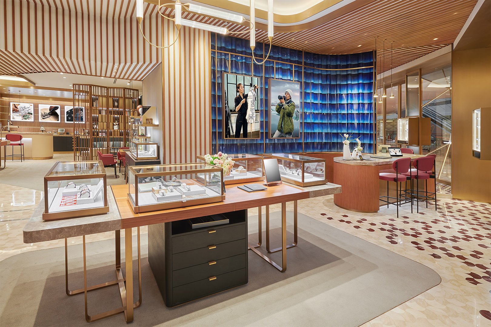 How to show the brand's luxurious image in a limited space? 1