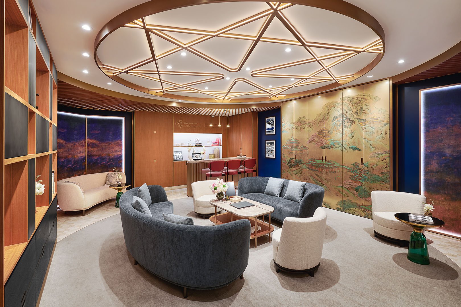 How to show the brand's luxurious image in a limited space? 2