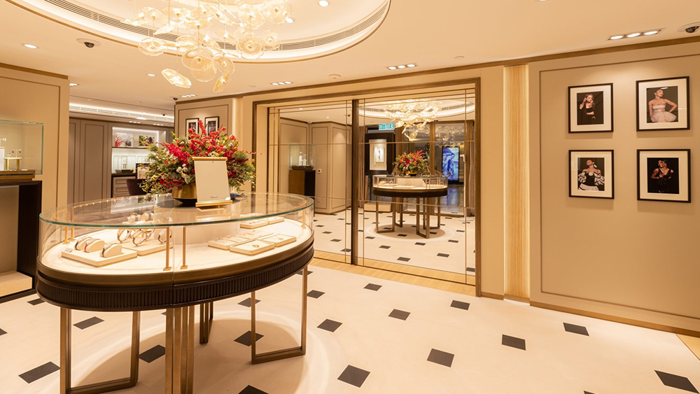 Choose DG Display Showcase—Is your brand still afraid of not standing out? 1