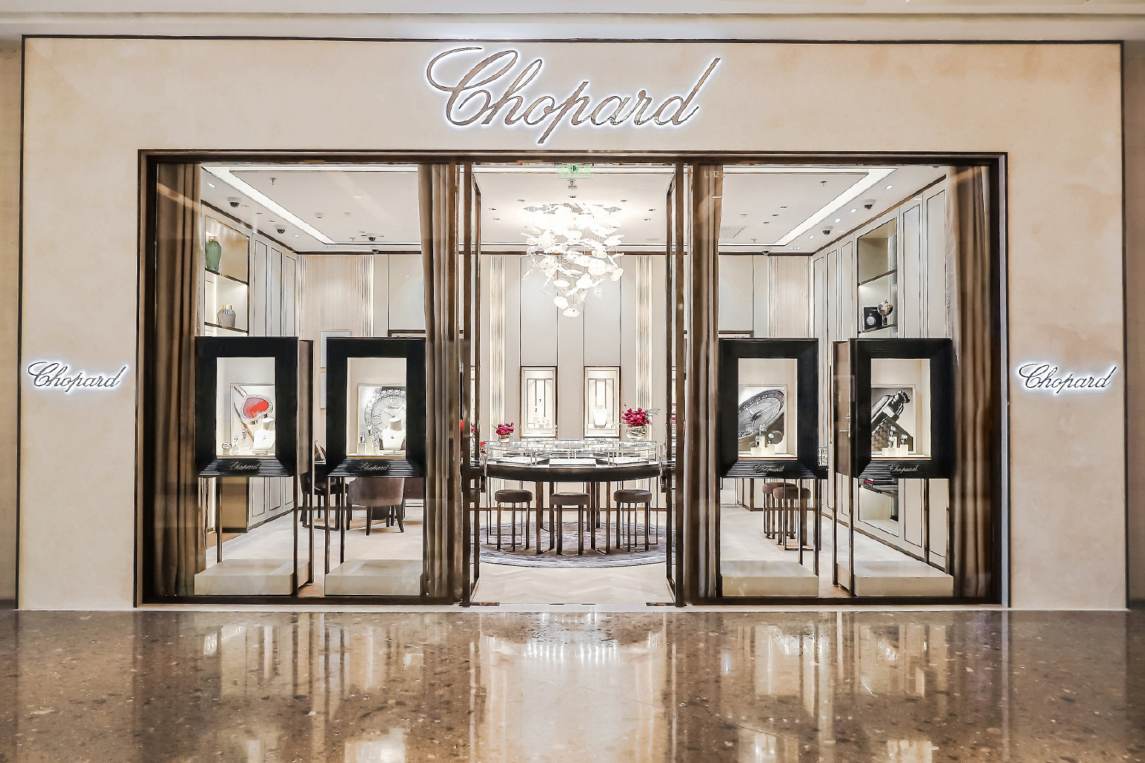 What is the function of jewelry store window showcase？ 1