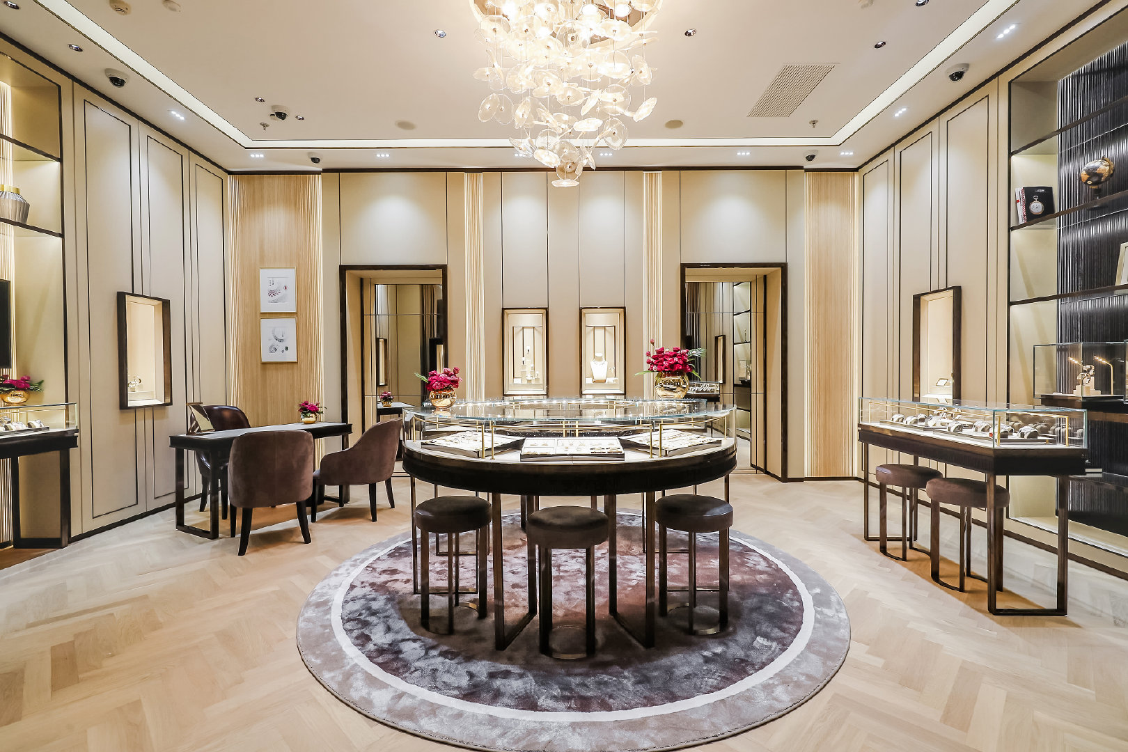 What is the function of jewelry store window showcase？ 2