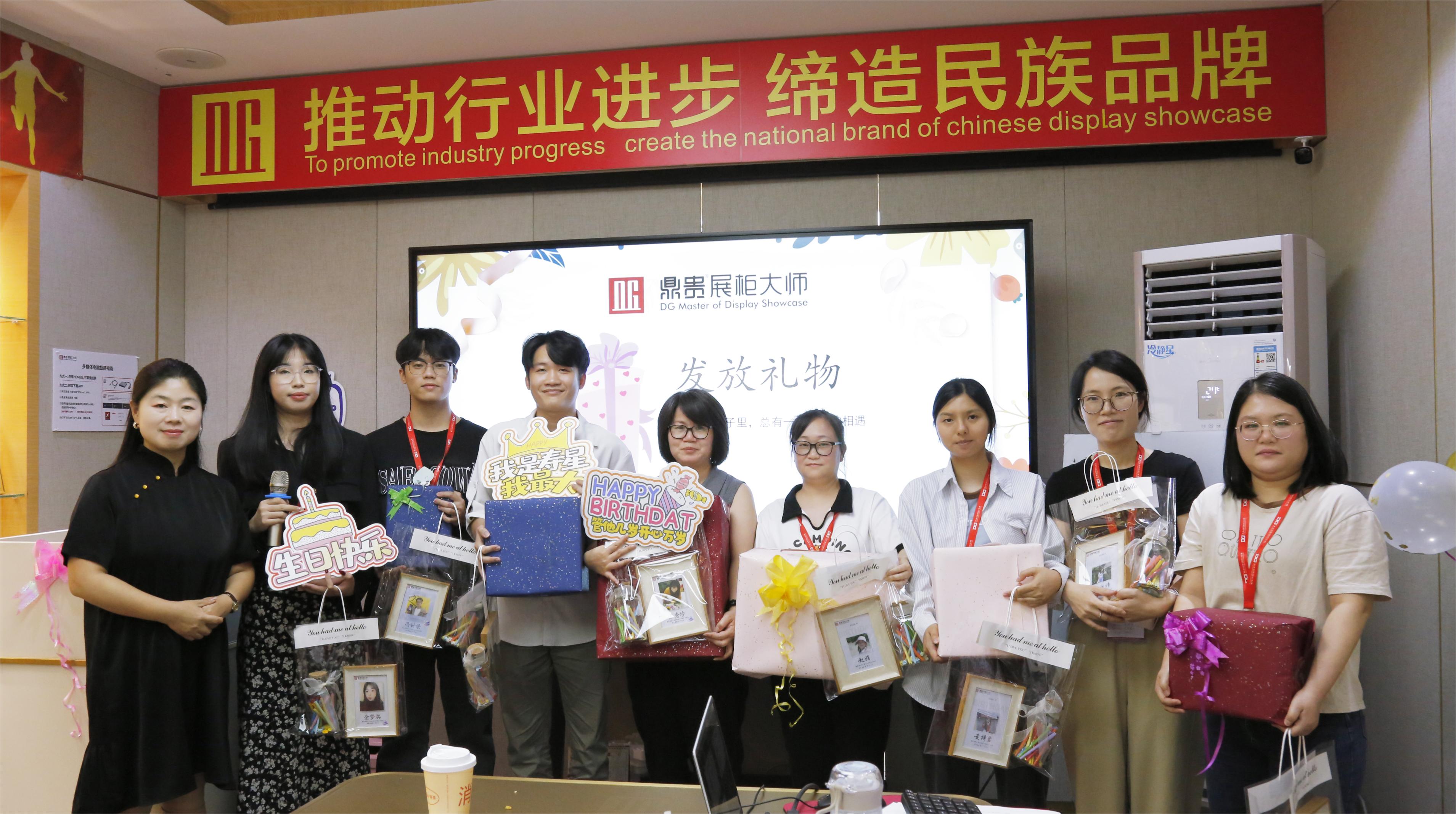 Schmuckvitrinen und Geburtstagsüberraschungen: Wie setzt DG Display Showcase Liebe ein, um doppelte Fürsorge zu bewirken? 1