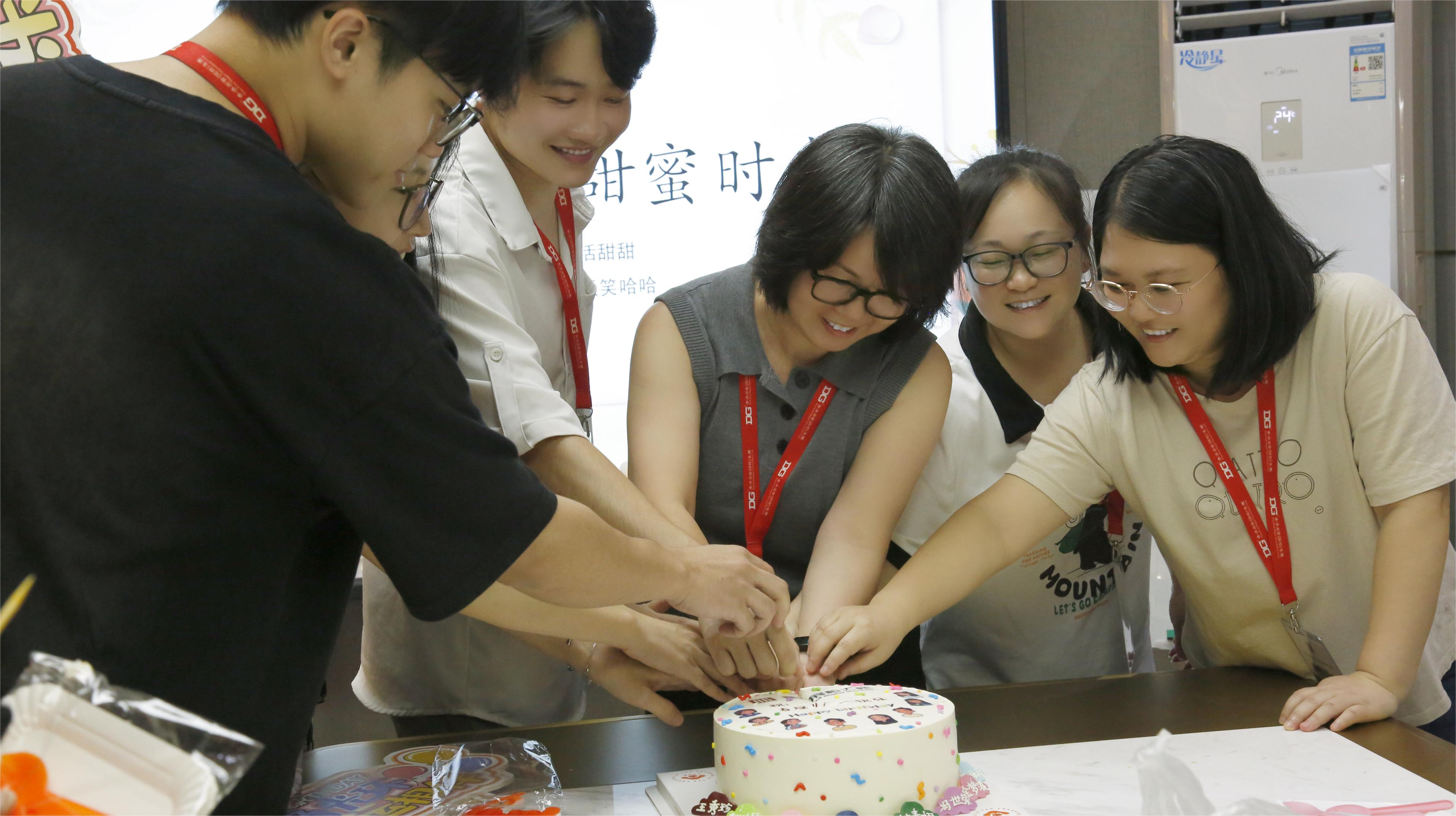 Schmuckvitrinen und Geburtstagsüberraschungen: Wie setzt DG Display Showcase Liebe ein, um doppelte Fürsorge zu bewirken? 2