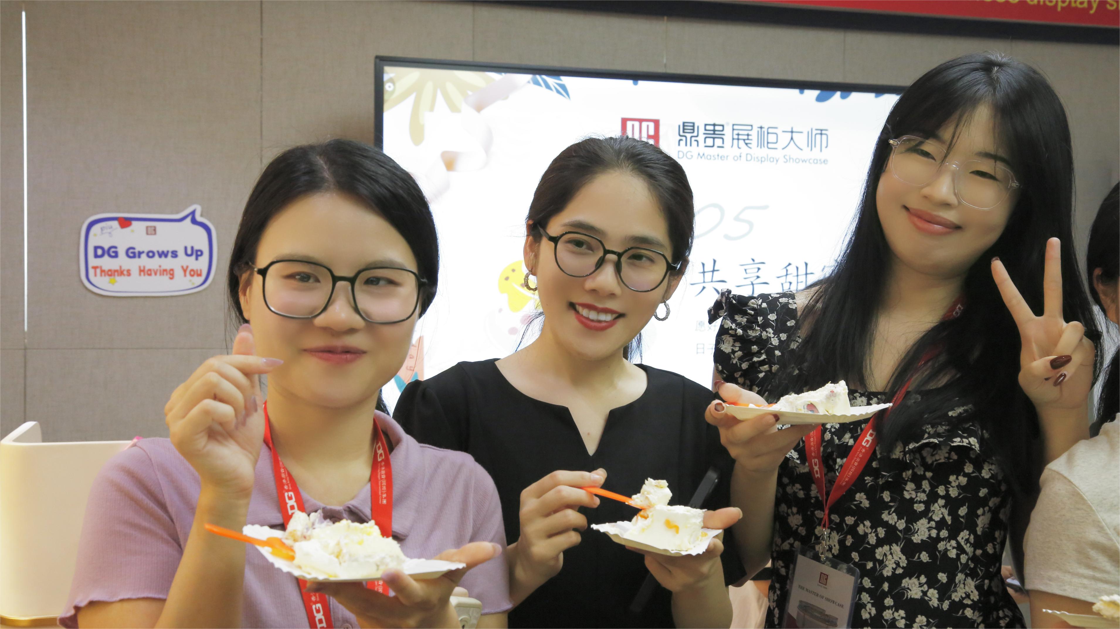 Schmuckvitrinen und Geburtstagsüberraschungen: Wie setzt DG Display Showcase Liebe ein, um doppelte Fürsorge zu bewirken? 3