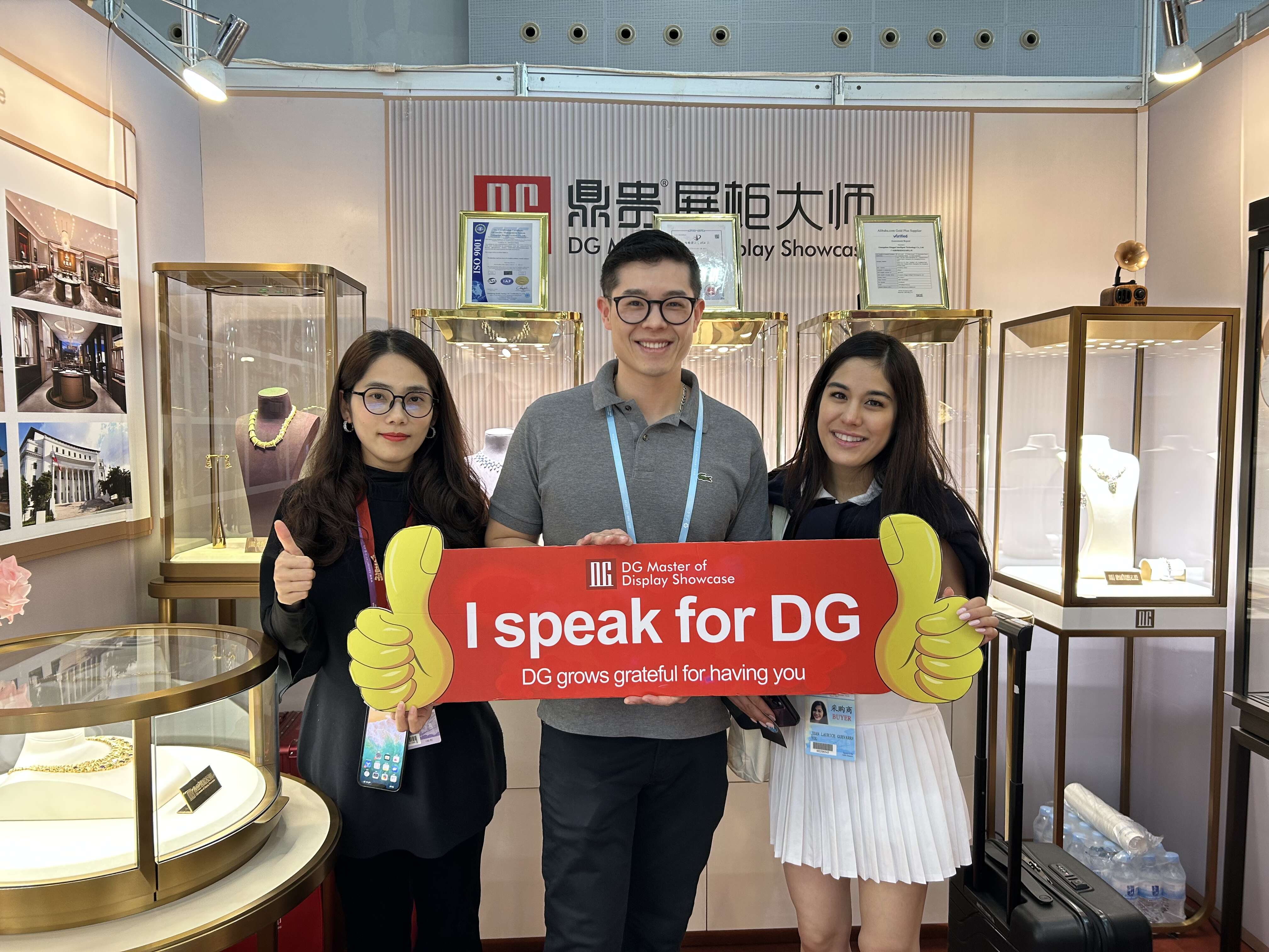 Cantonmässans näst sista dag: DG Display Showcase-montern står i fokus, vem kan motstå det? 2