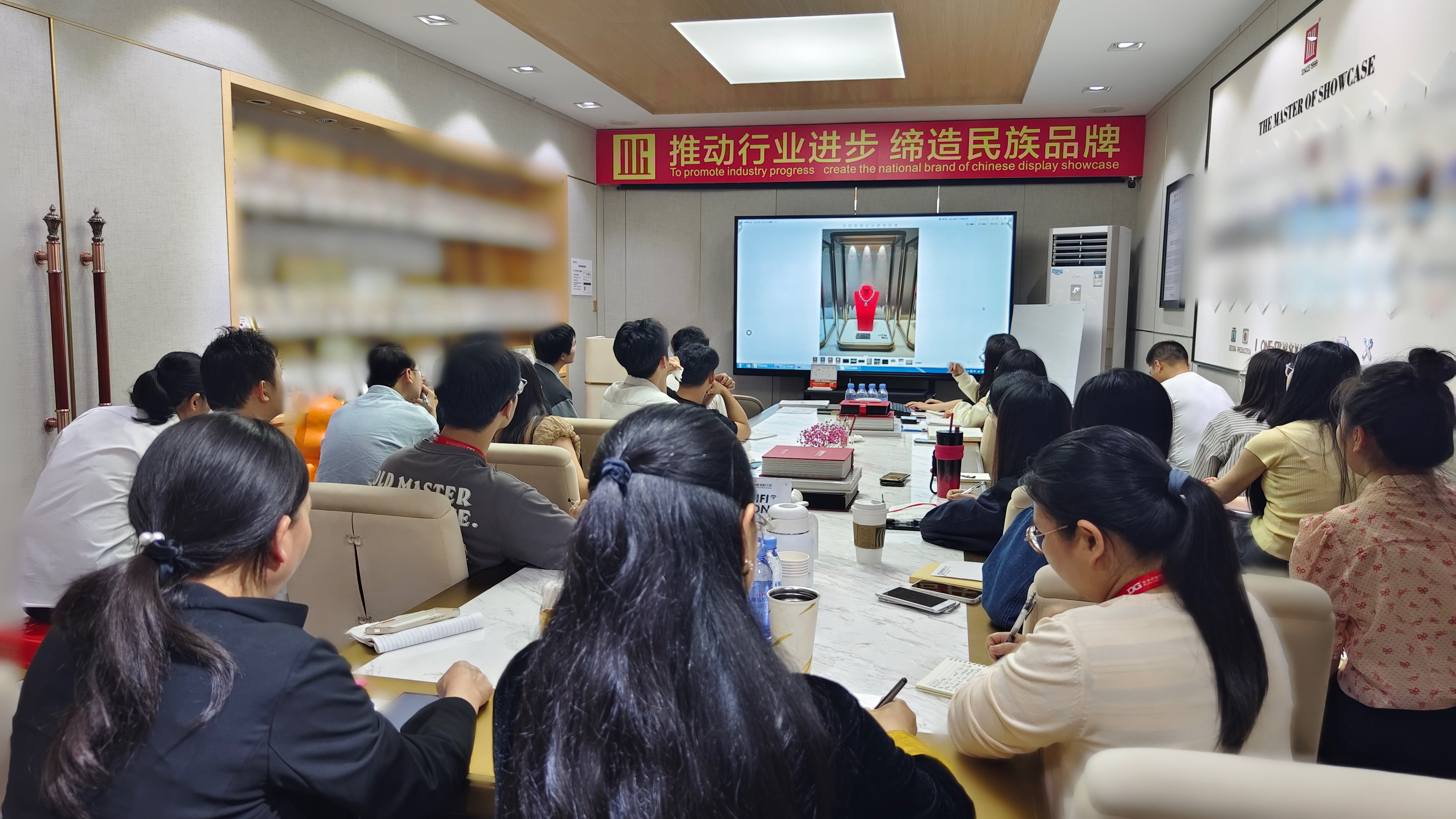 How much do you know about jewelry showcase lighting? DG takes you to explore in depth! 1