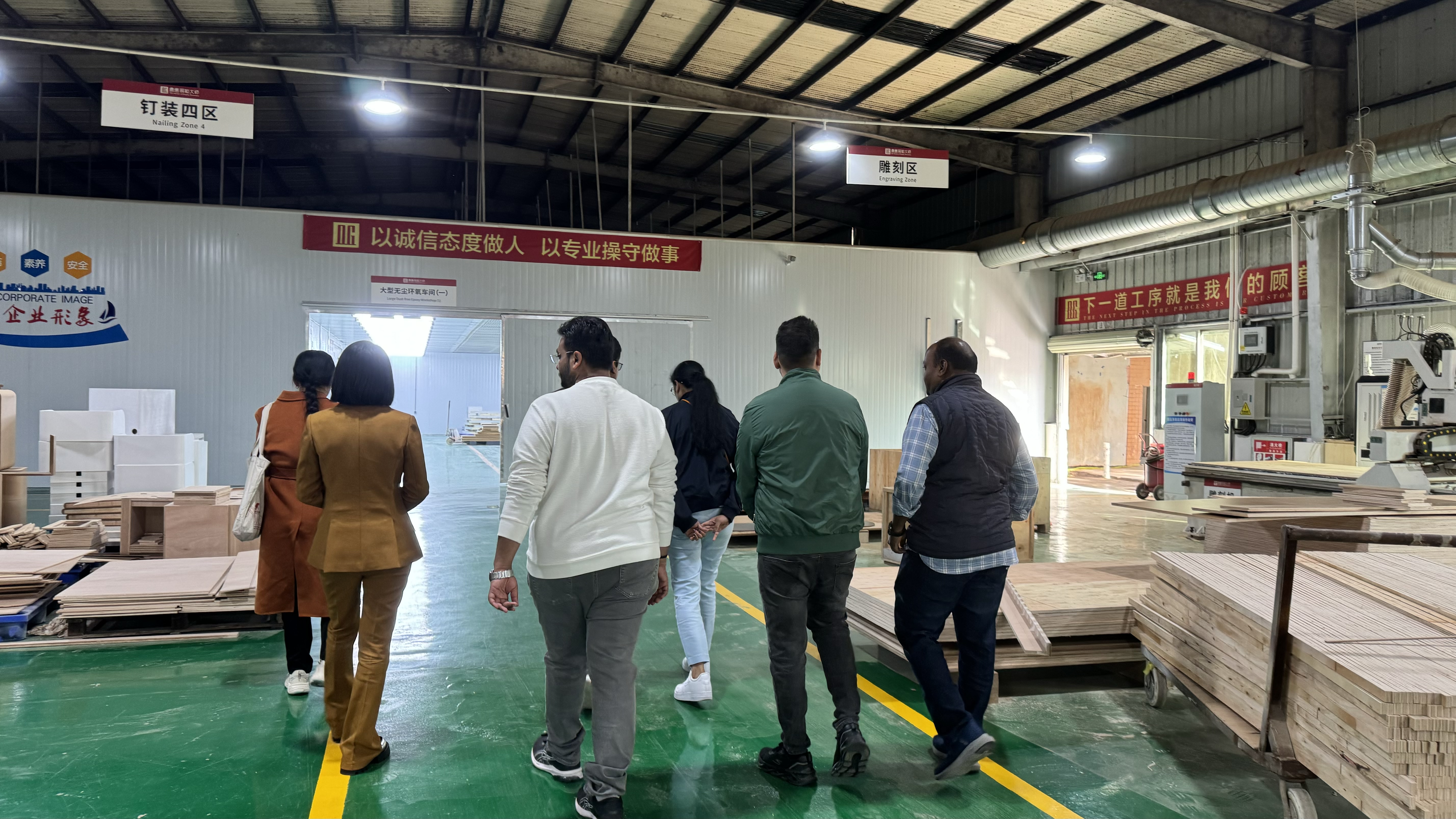 Ontdek creativiteit en vakmanschap: de ervaring van klanten wanneer ze DG Factory binnenstappen 1