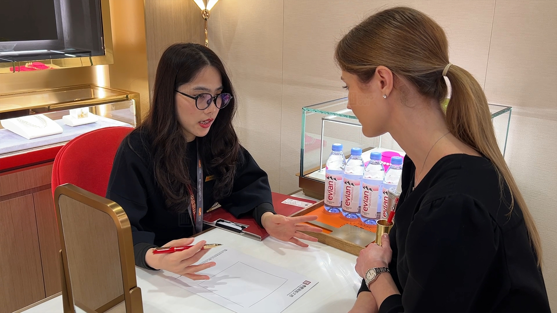 DG Display Showcase imponerer på Hong Kong Jewelry Expo, og afslutningsdagen tiltrækker publikum 3