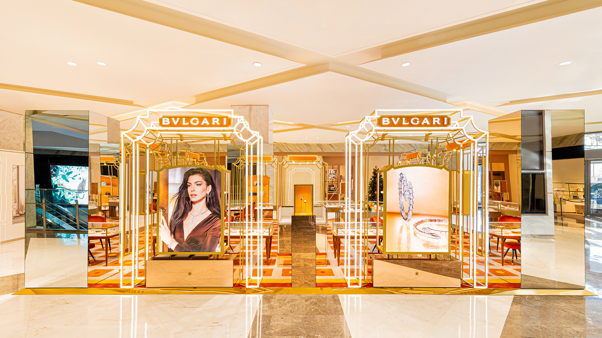 DG teaches you how to create a unique festive atmosphere for your Christmas store! 3