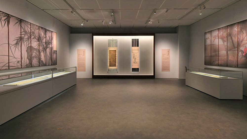 What are the standards for museum display showcase production? 1