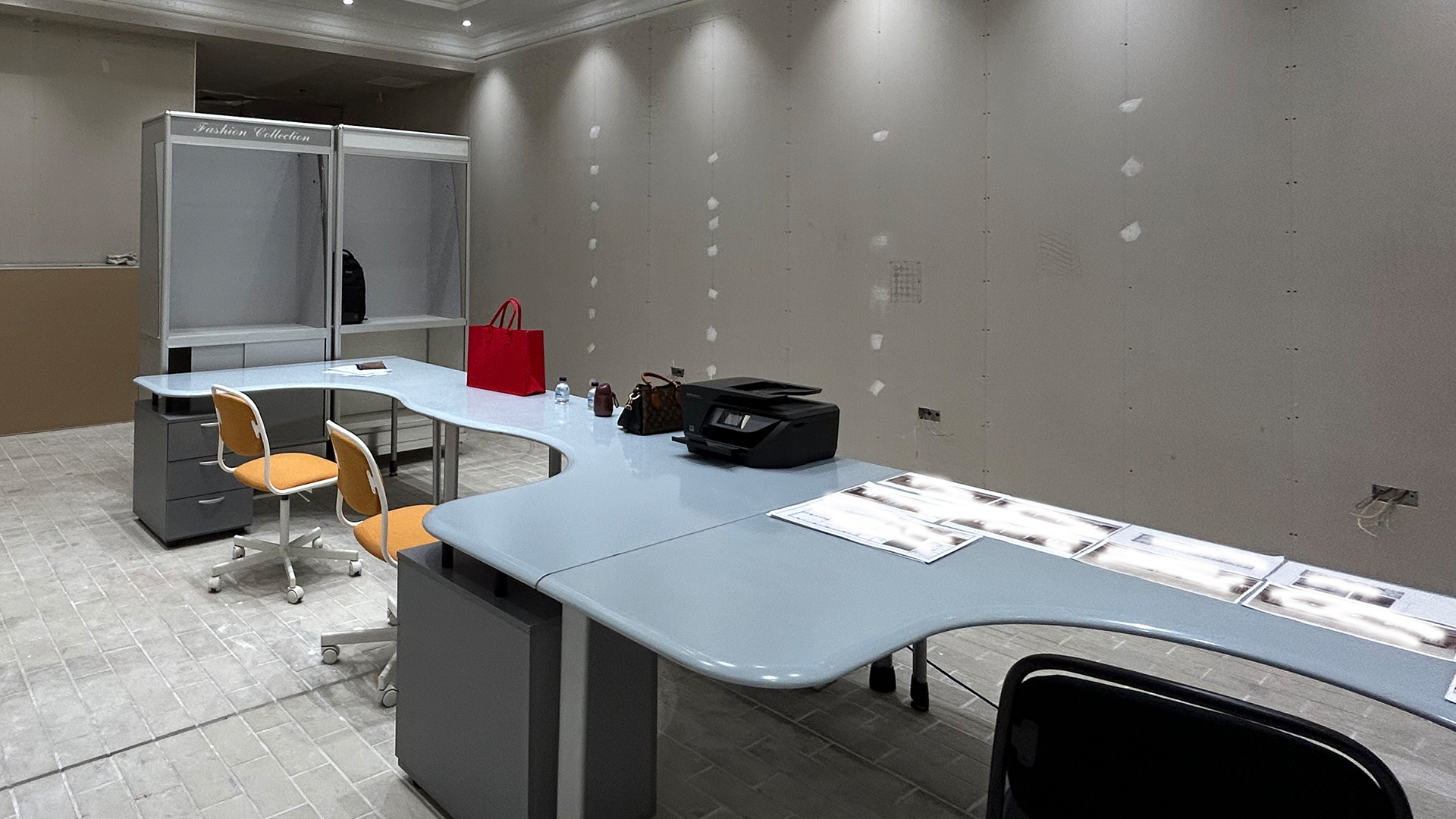 Η επαγγελματική ομάδα της DG προσκλήθηκε στις εγκαταστάσεις του πελάτη στο Κουβέιτ, παρέχοντας πλήρη υποστήριξη για εξατομικευμένες υπηρεσίες. 1