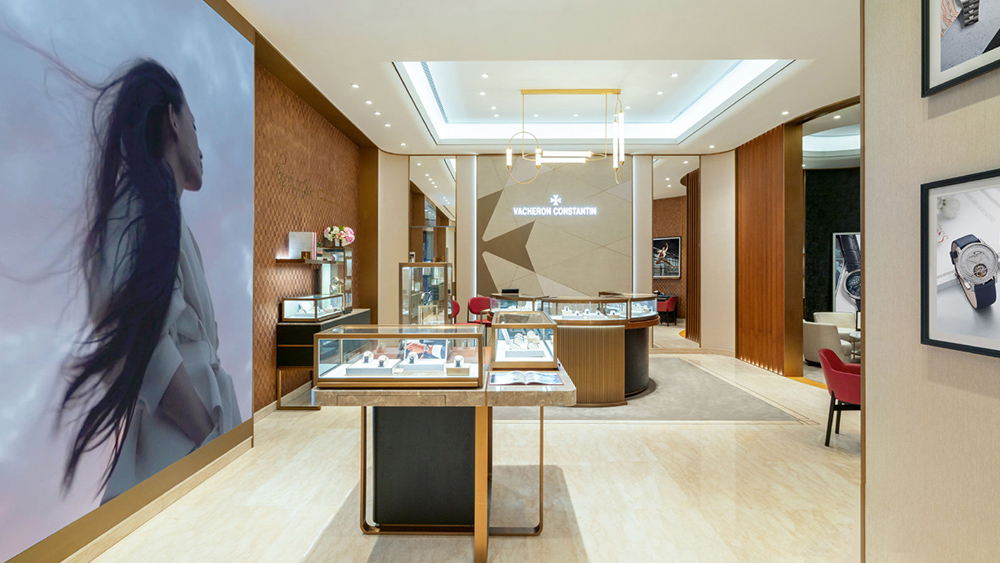 Maintaining Fashion: The Wisdom of Regularly Updating Jewelry Display Showcases 2