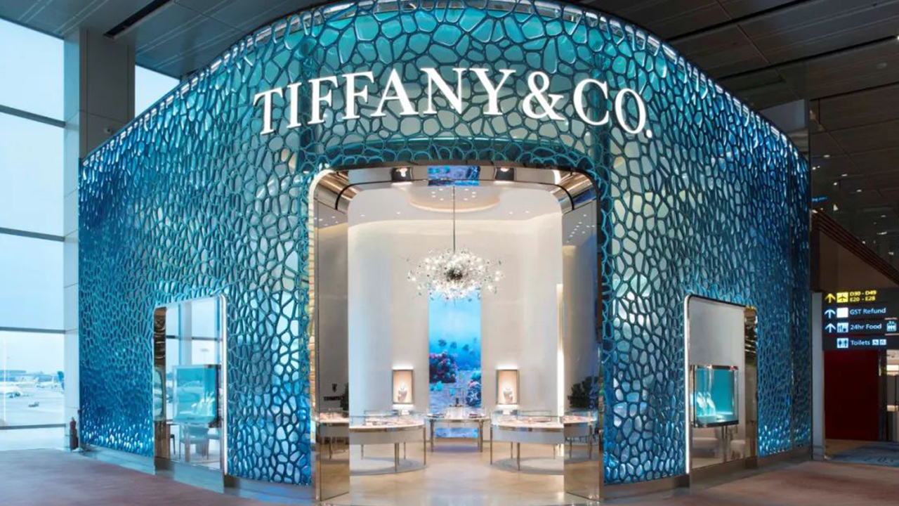 Schmuckvitrinenherstellung und nachhaltige Entwicklung: Das Beispiel der Tiffany-Filiale am Flughafen Singapur Changi 1