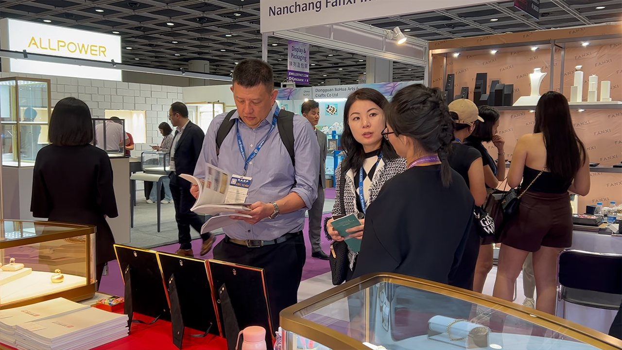 DG leads a new trend in jewelry display and won praise from the JGW 1