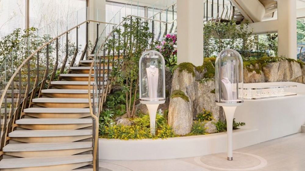 Explore The Wonderful World of Van Cleef & Arpels Jewelry Showcases 4