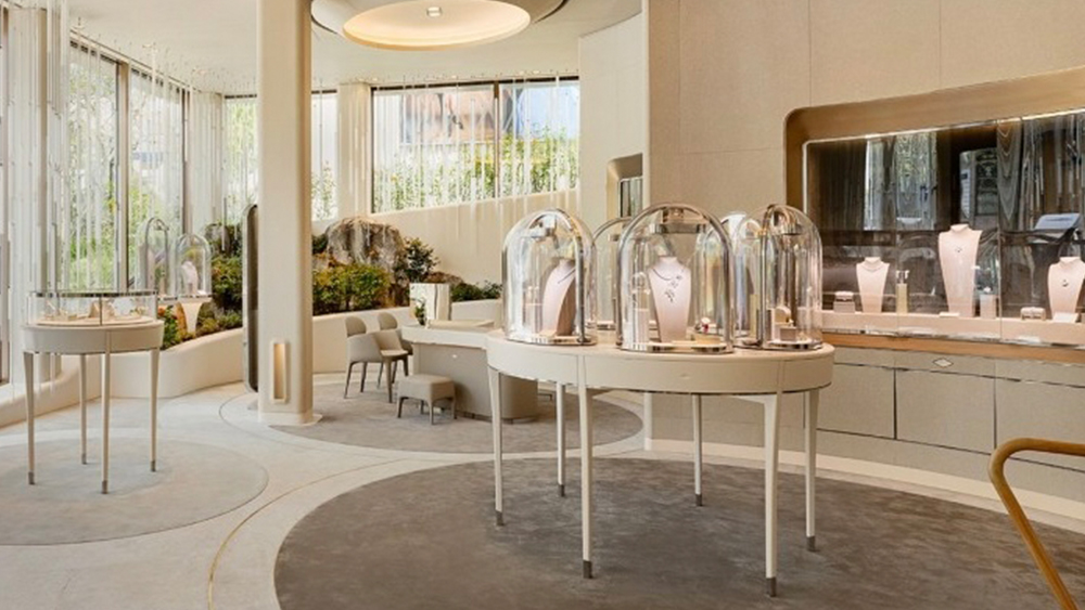 Explore The Wonderful World of Van Cleef & Arpels Jewelry Showcases 3