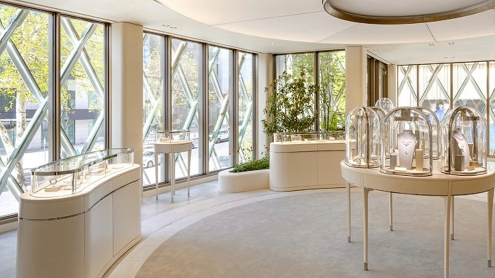 Explore The Wonderful World of Van Cleef & Arpels Jewelry Showcases 1