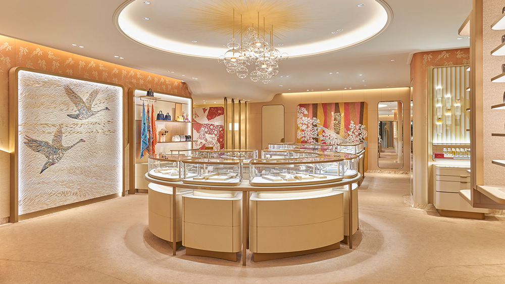 What to Consider When Choosing Wood Materials for Jewelry Display Showcase？ 1