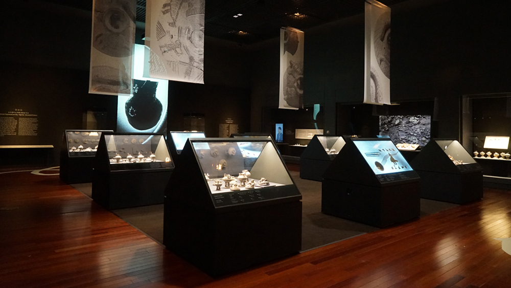 Advantages of museum display showcase with drawers 1
