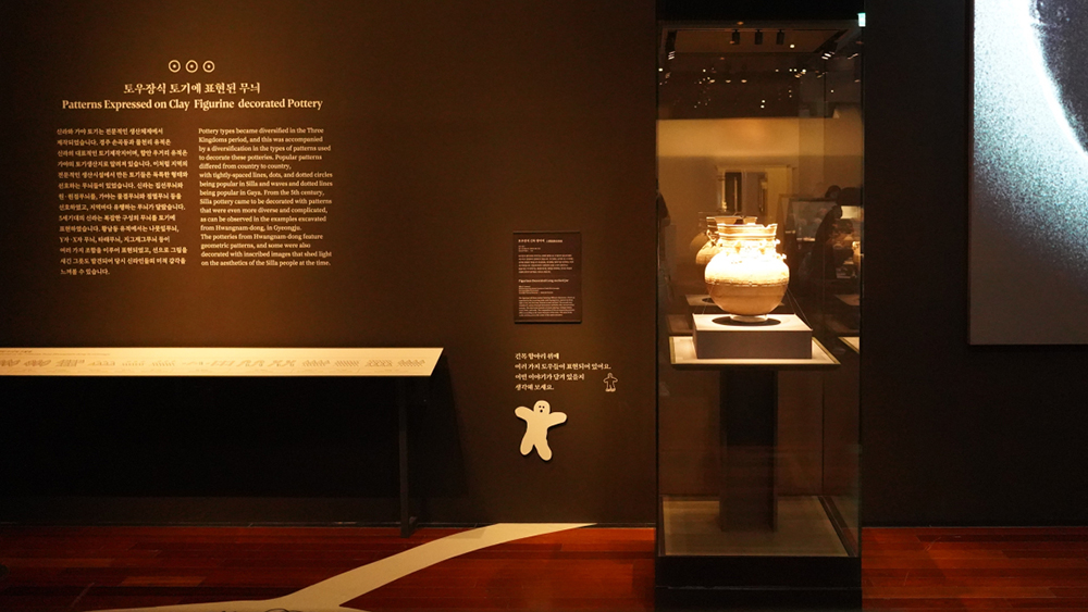 Advantages of museum display showcase with drawers 3