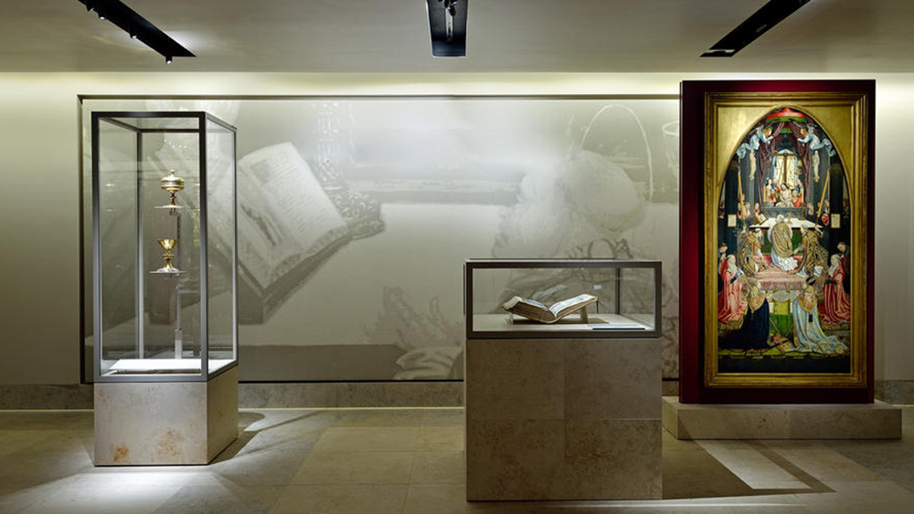 How to Select Displays for Museum Exhibitions 2