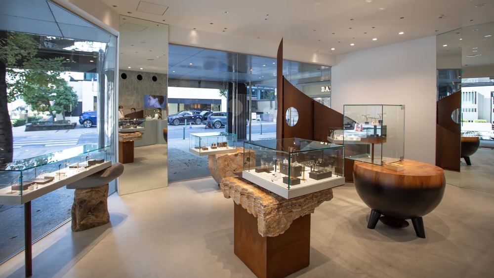 Die Schmuckvitrine ist so aufgebaut, damit Sie sich keine Sorgen um ausbleibende Kundschaft machen müssen. 4