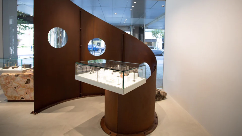 Die Schmuckvitrine ist so aufgebaut, damit Sie sich keine Sorgen um ausbleibende Kundschaft machen müssen. 2