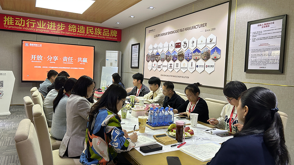 display showcase manufacturer meeting