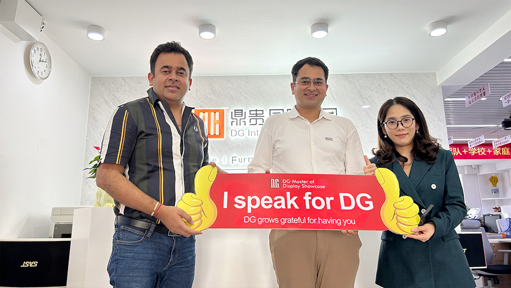  Karton sərgisində müştərinin yaxşı rəyi