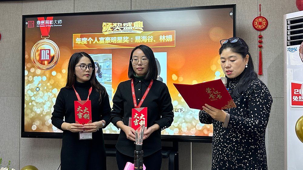 DG-displayens personals födelsedagsfest och tebjudning för vårfestivalen 2023 hölls storslaget 2