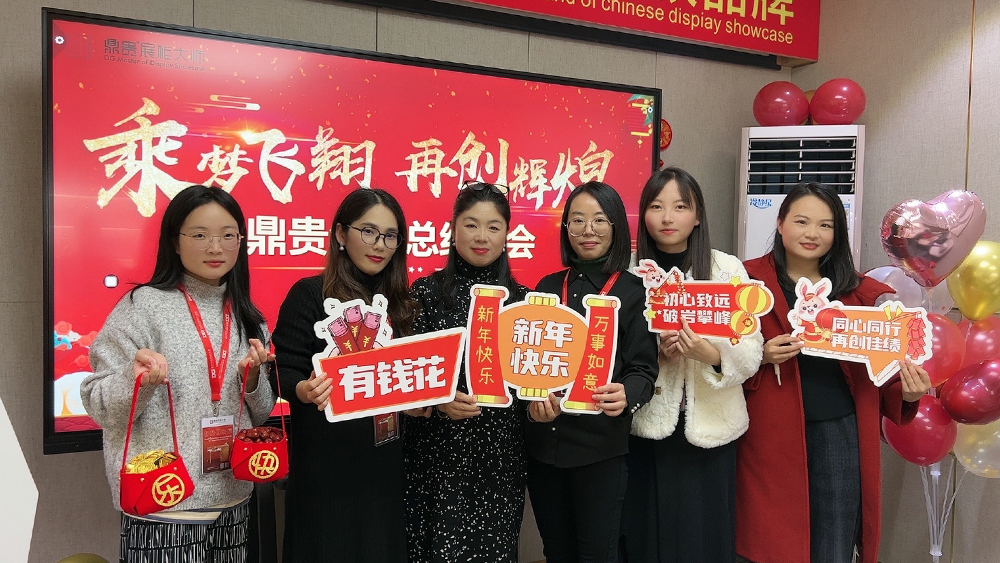 DG-displayens personals födelsedagsfest och tebjudning för vårfestivalen 2023 hölls storslaget 1