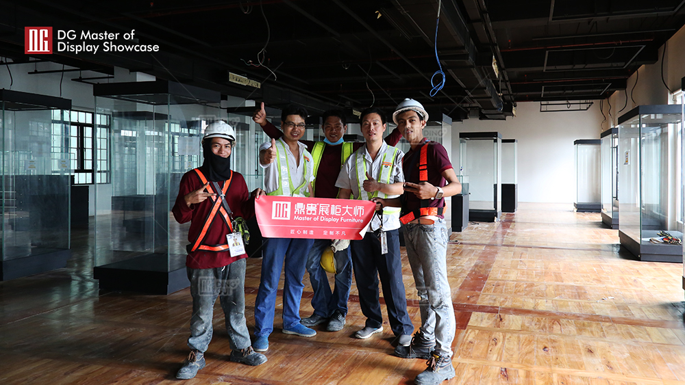  DG Display Showcase installatieteam