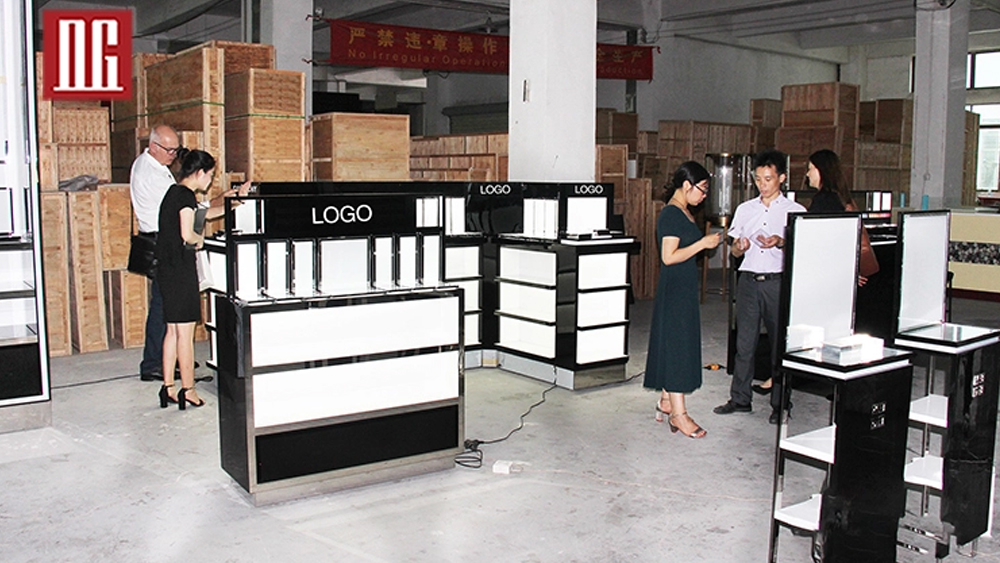 Die Kooperation zwischen DG Display-Showcase und Givenchy 2