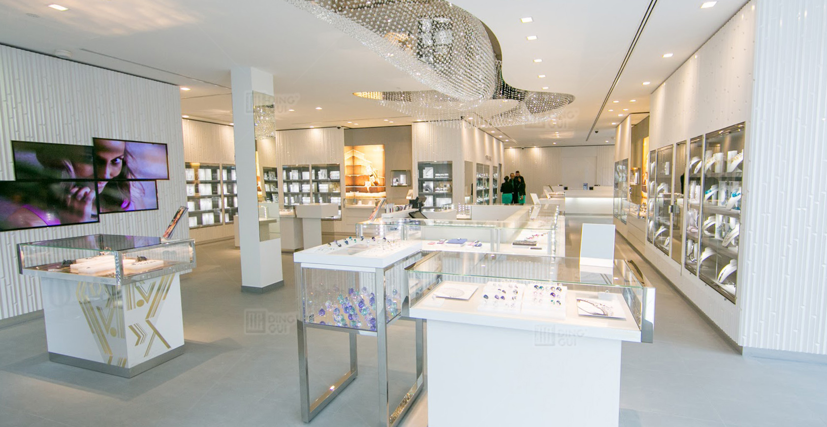 Swarovski kooperiert mit DG Display, um sein neues Ladenbild zu entwickeln 2