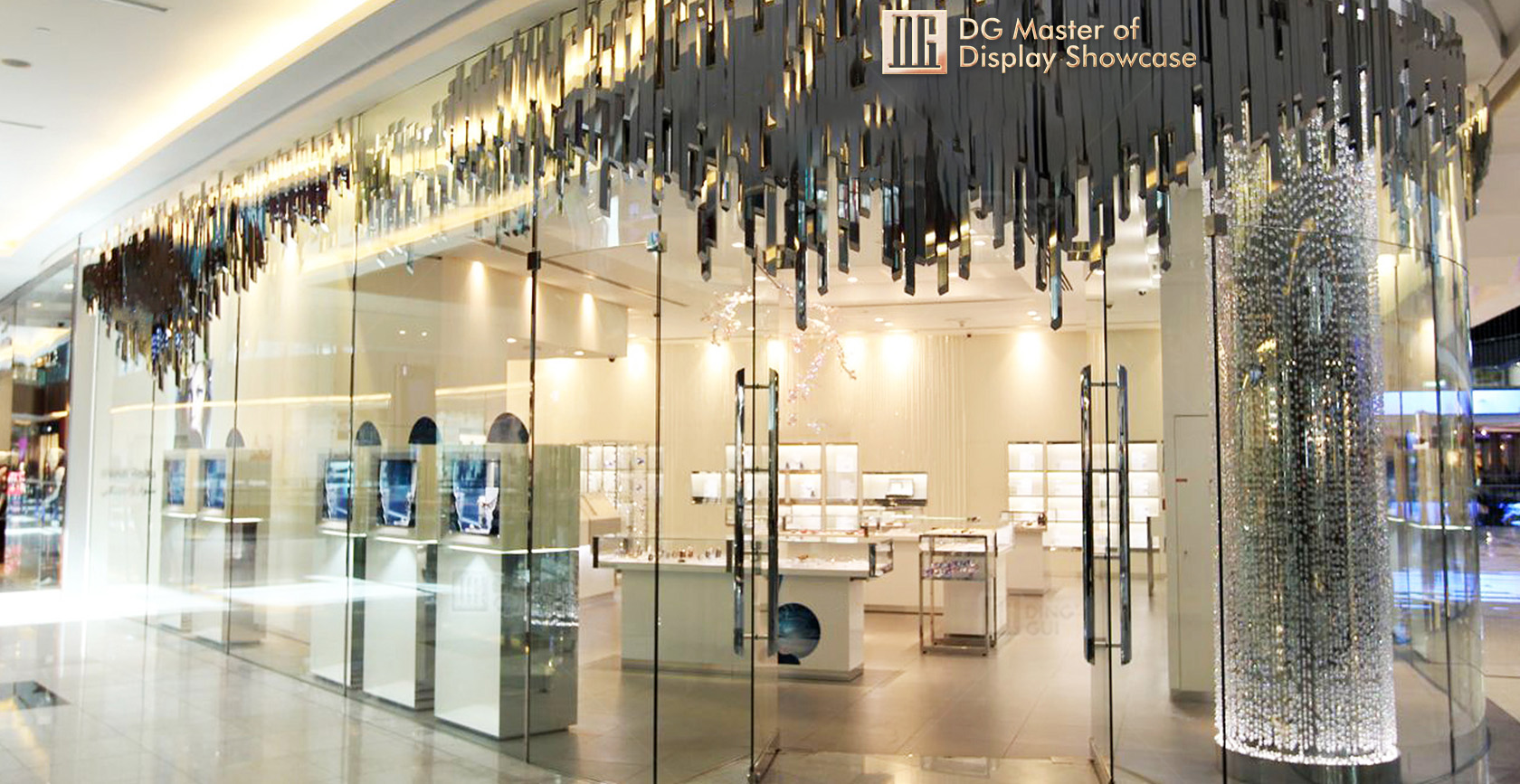 Swarovski kooperiert mit DG Display, um sein neues Ladenbild zu entwickeln 1