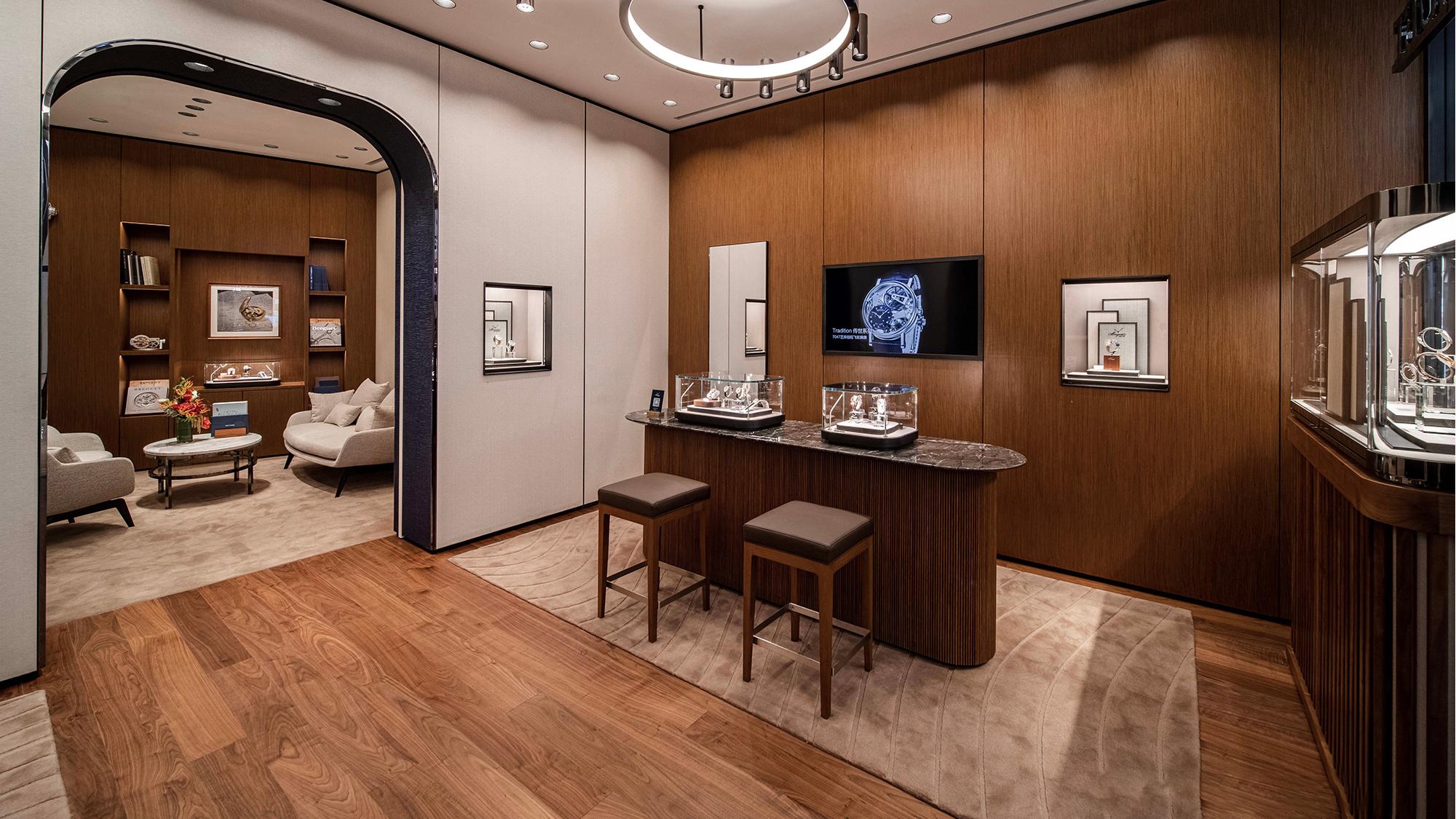 Unveiling the Micron-Level Craftsmanship of DG Watch Display Cabinets 2