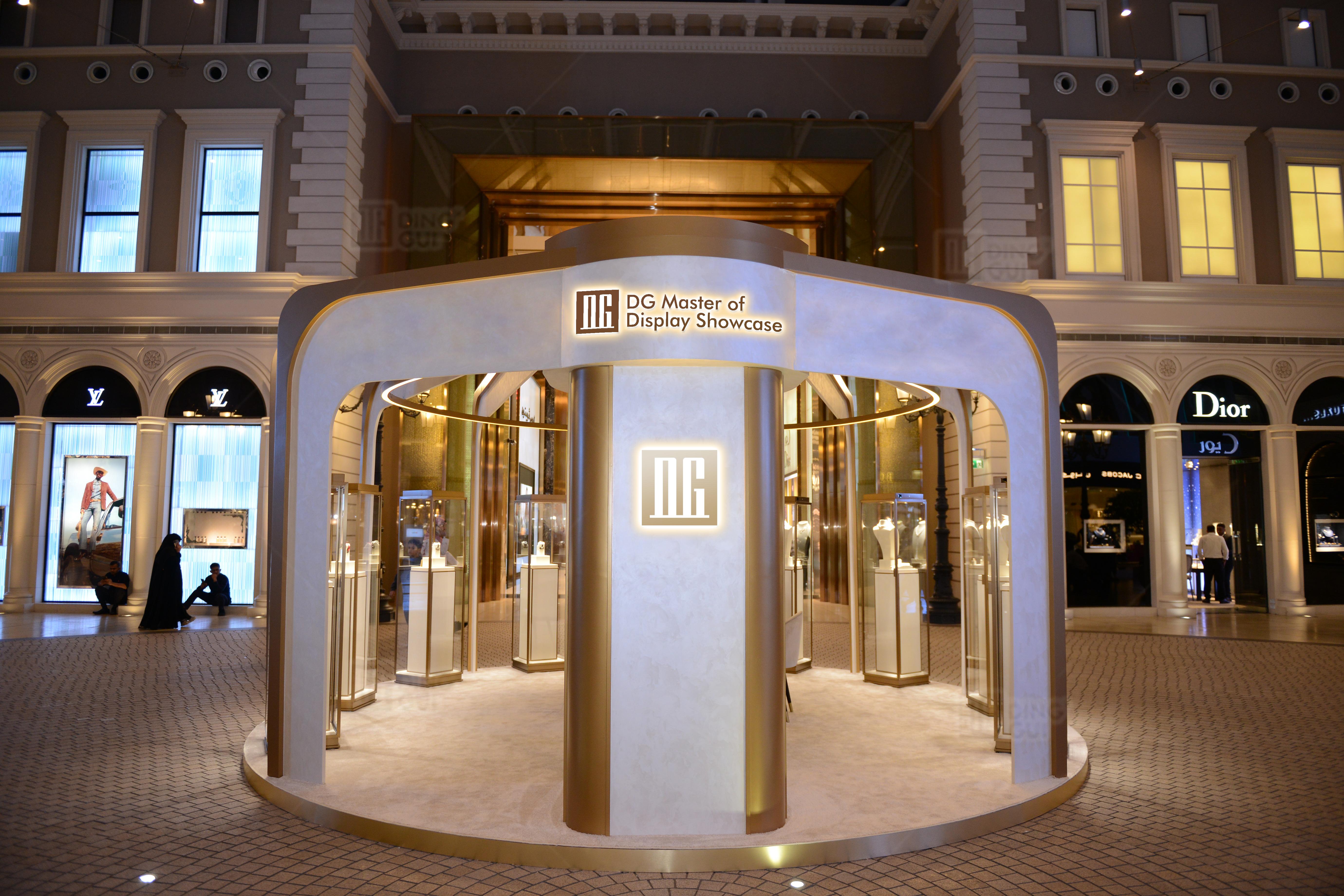 The Art of Pop-Up Attraction: How DG Display Showcase Helps Brands Create Blockbuster Temporary Spaces 1