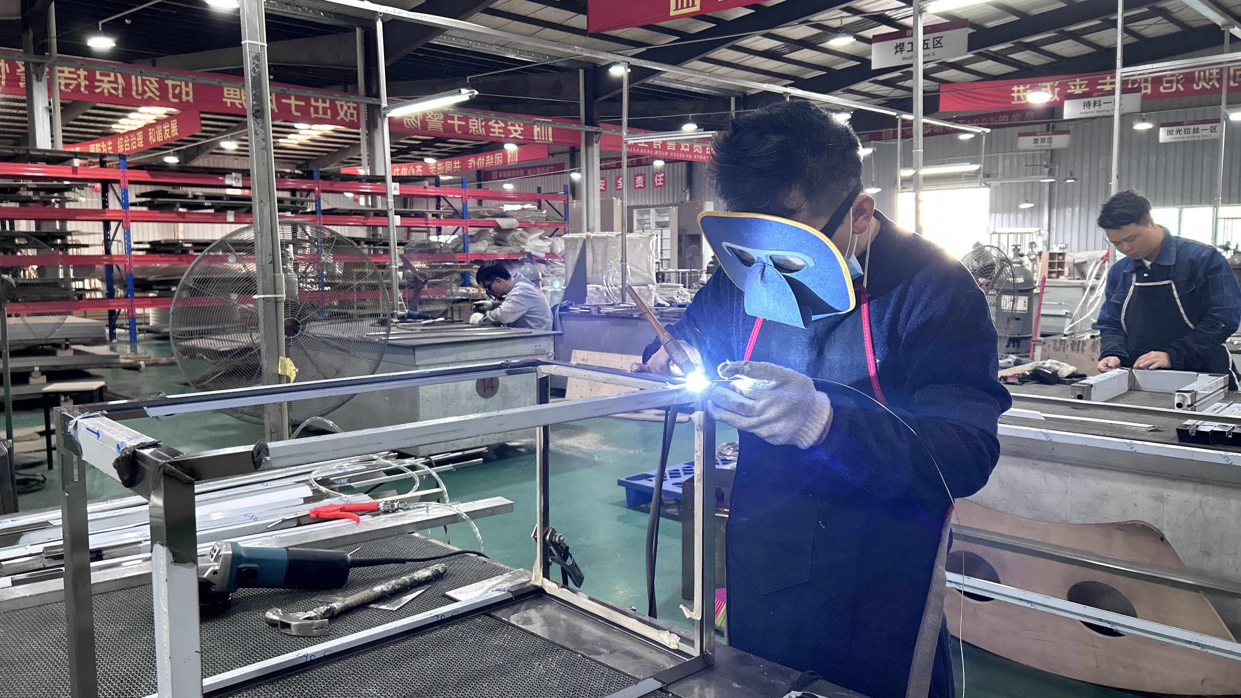 Craftsmanship and Modern Design: How Jewelry Display Cabinets Shape Brand Charm 2