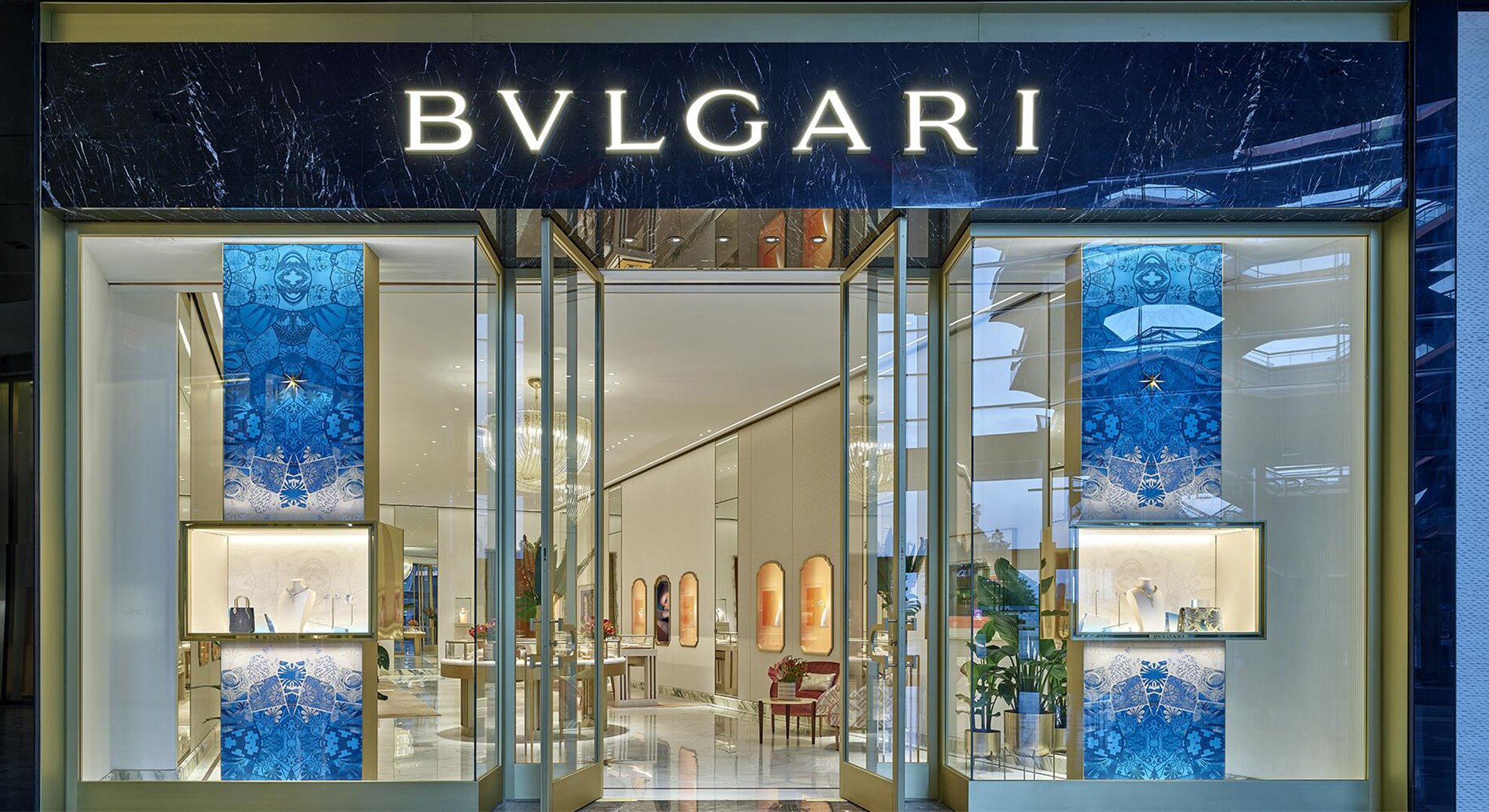 Window Display Economics: How to Turn Your Storefront into a 24-Hour Brand Ambassador? 2