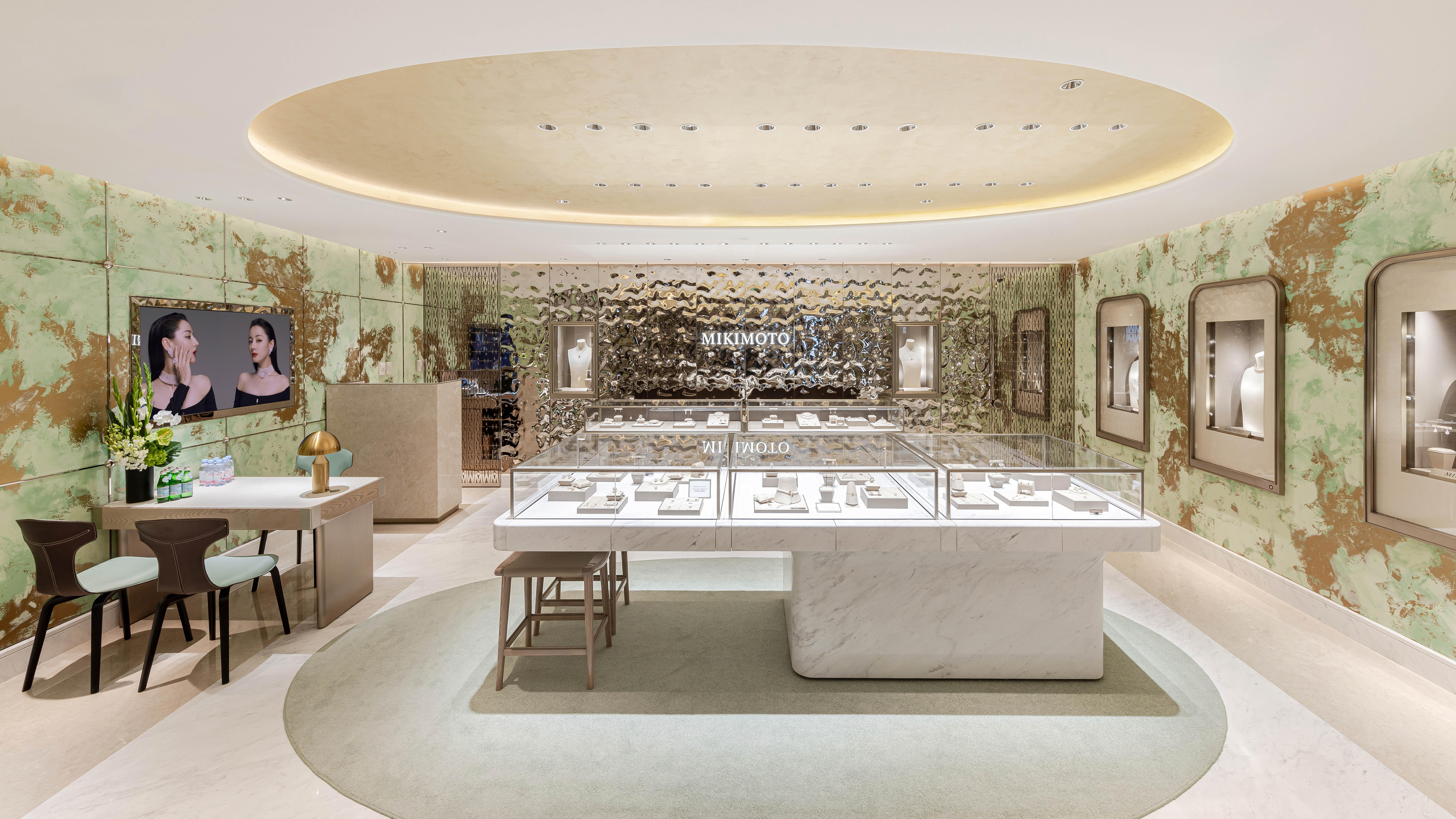 The Poet of Light and Shadow: How Jewelry Store Lighting Can Make Diamonds “Speak” 1
