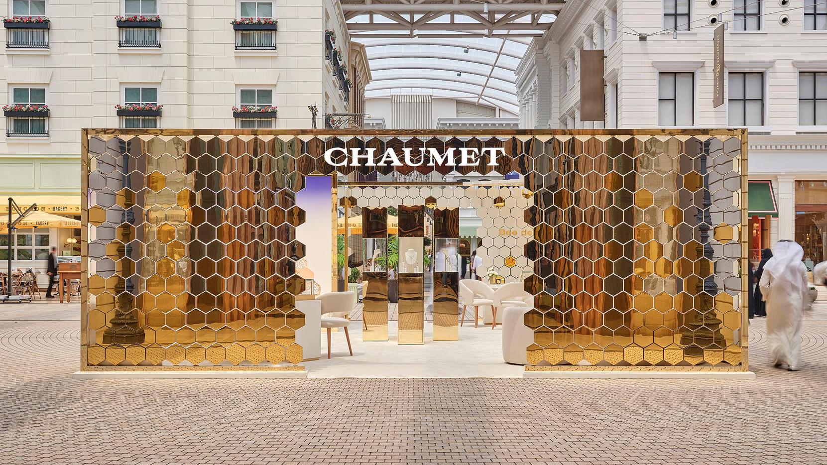 The Invisible Craft Behind Display Cases: The Secrets of Ultra-Clear Glass and Mirror-Finish Stainless Steel 2