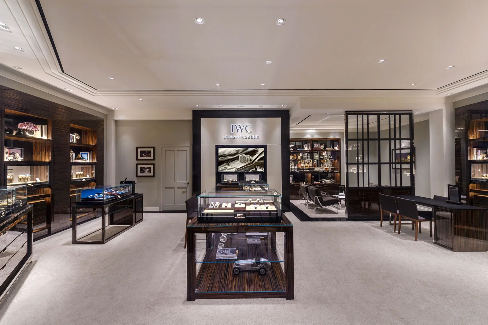 DG Display Showcase  | 2025 New Trends in High-End Watch Store Space Design 1